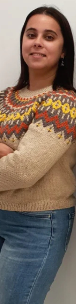 Dos mujeres posando con suéteres tejidos a mano