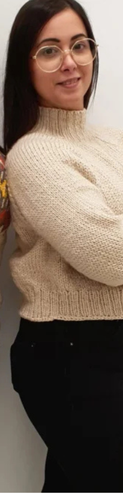 Dos mujeres posando con suéteres tejidos a mano