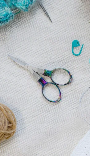 Herramientas de costura y crochet sobre mesa de trabajo