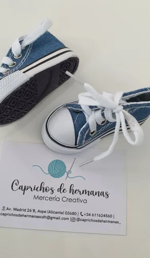 Tarjeta de marca con zapatillas tejidas a mano